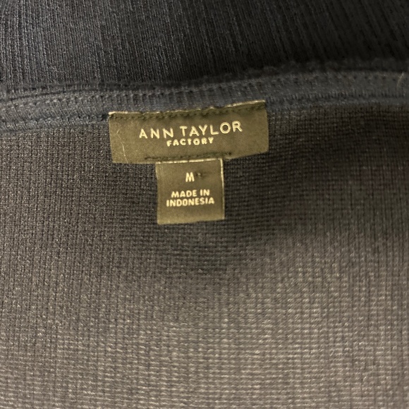 Ann Taylor sleeveless blouse - Picture 4 of 4